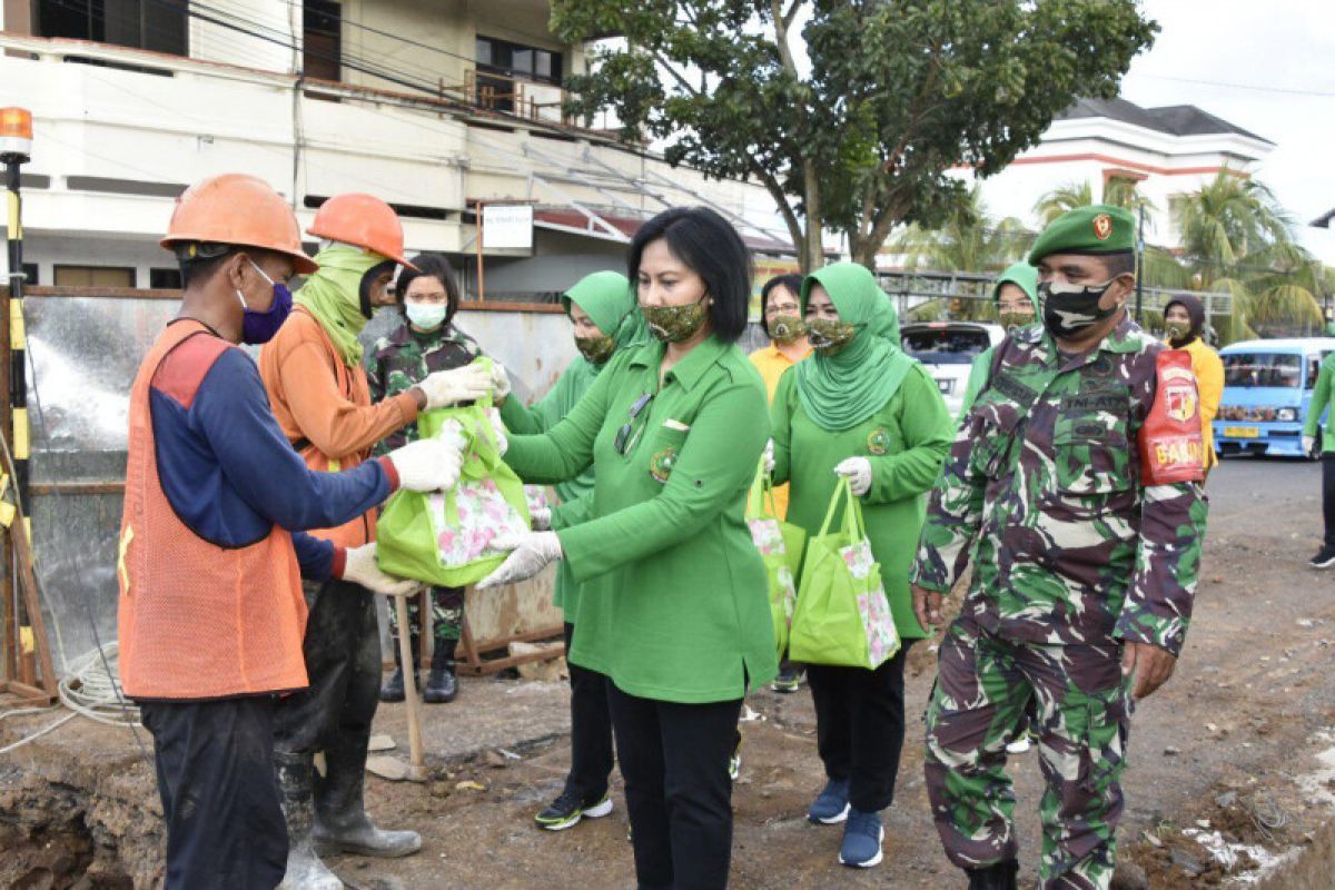 Persit Kartika Chandra Kirana PD XIII/Merdeka buka dapur umum