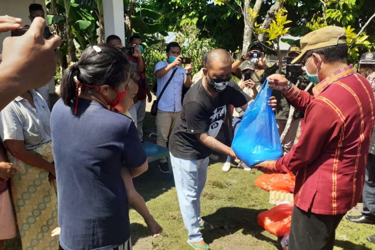 Ribuan warga dapat sembako dari Pemda Manggarai