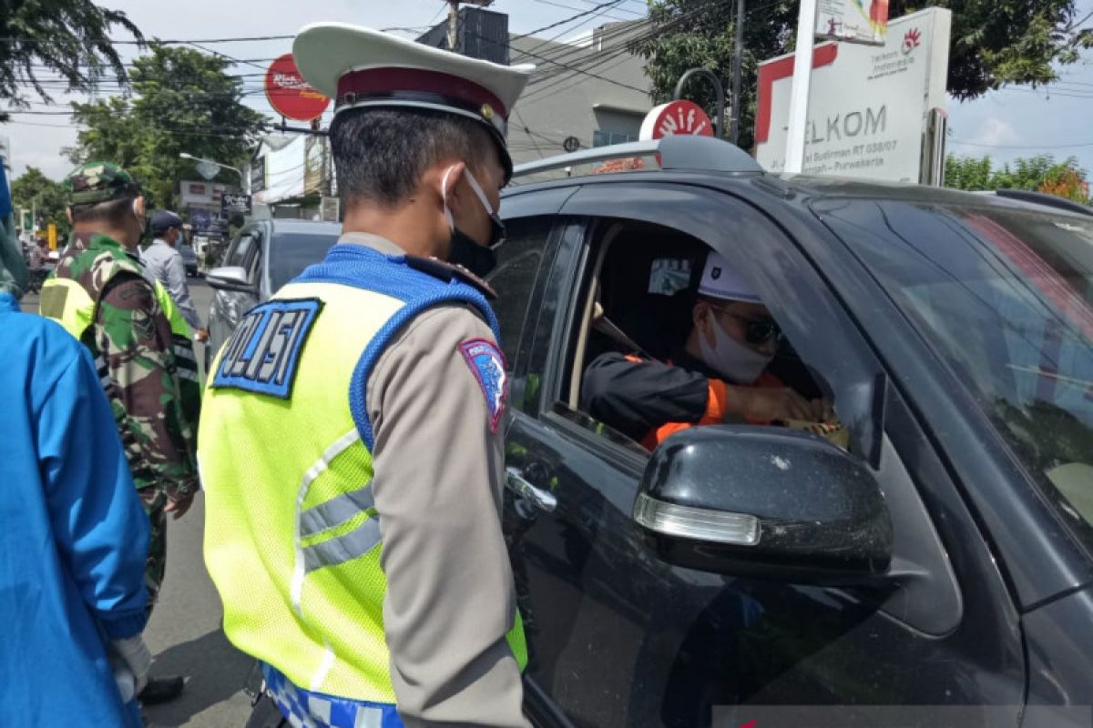 Petugas gabungan cegah kendaraan luar daerah masuk Purwakarta saat PSBB Jabar