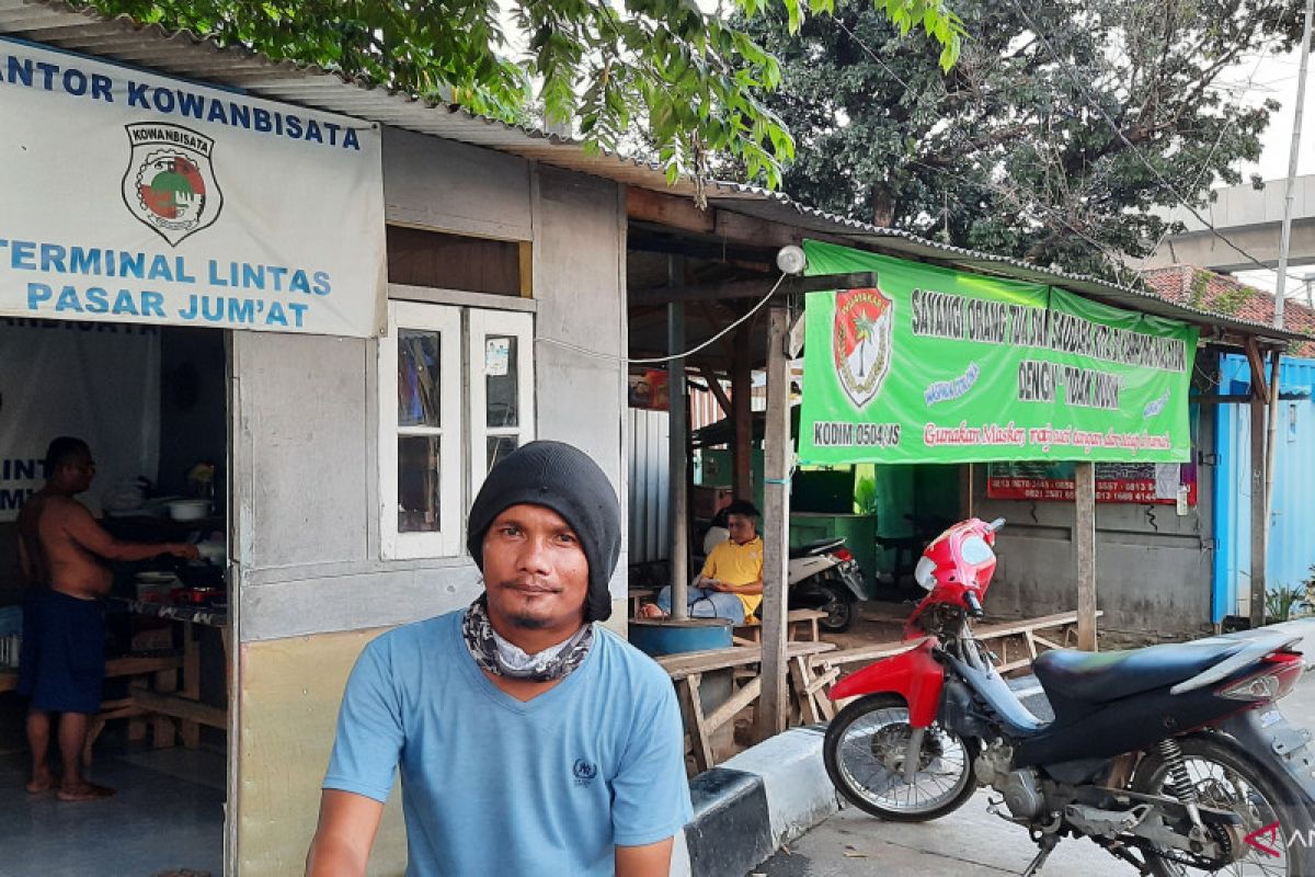 Pekerja Terminal Lebak Bulus patungan untuk beli makan