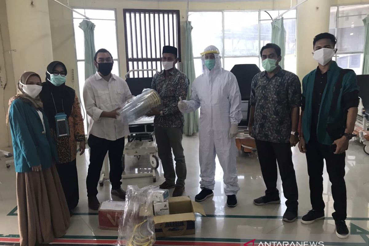 Tenaga medis Aceh Besar dapat bantuan APD dari kedokteran Unaya
