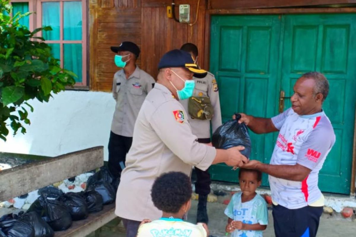 Kapolres Yalimo berikan sembako ke gereja distrik Elelim