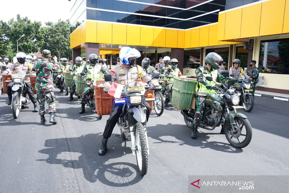 Gunakan Sepeda Motor, TNI-Polri Babel salurkan 500 paket sembako