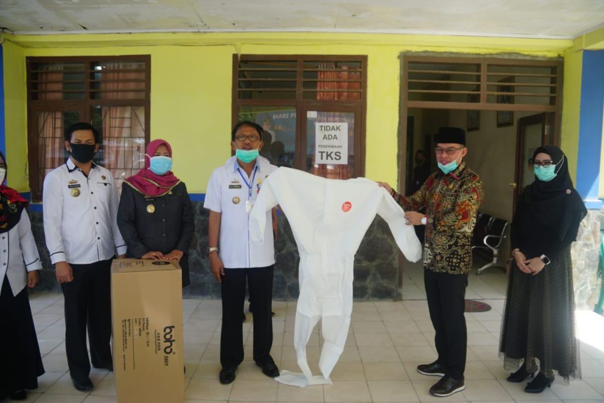 Bupati Pesisir Barat terima bantuan APD dari DPRD Provinsi Lampung