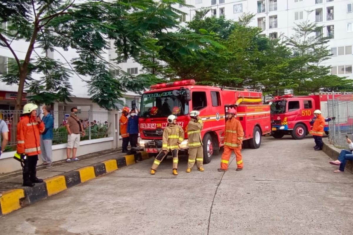 Apartemen  Masterpiece Episentrum Jakarta terbakar, 14 mobil pemadam dikerahkan