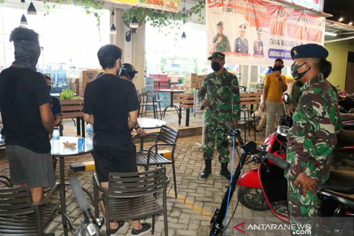 Lanud Haluoleo patroli sekaligus bagi masker ke warga cegah COVID-19