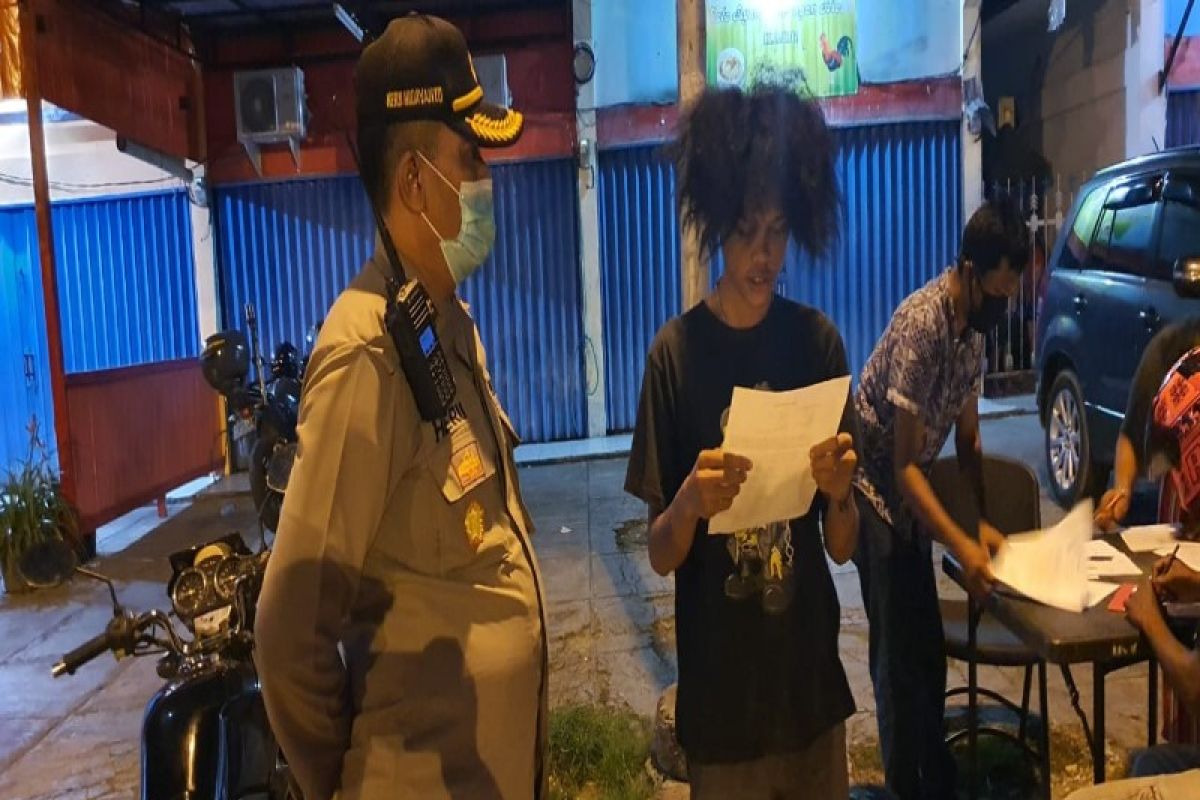 Lewati jam malam terkait COVID-19, polisi tegur 246 warga Jayapura