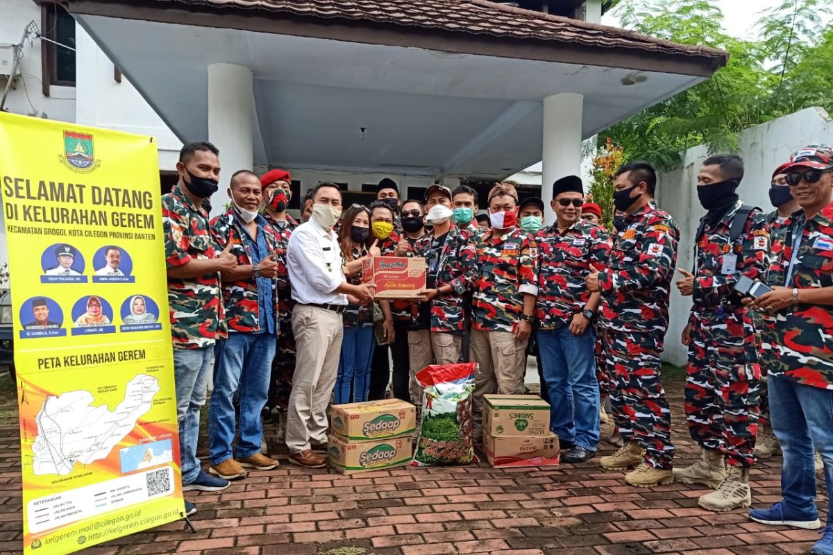 LSM dan pengusaha lokal salurkan bantuan korban banjir Cilegon