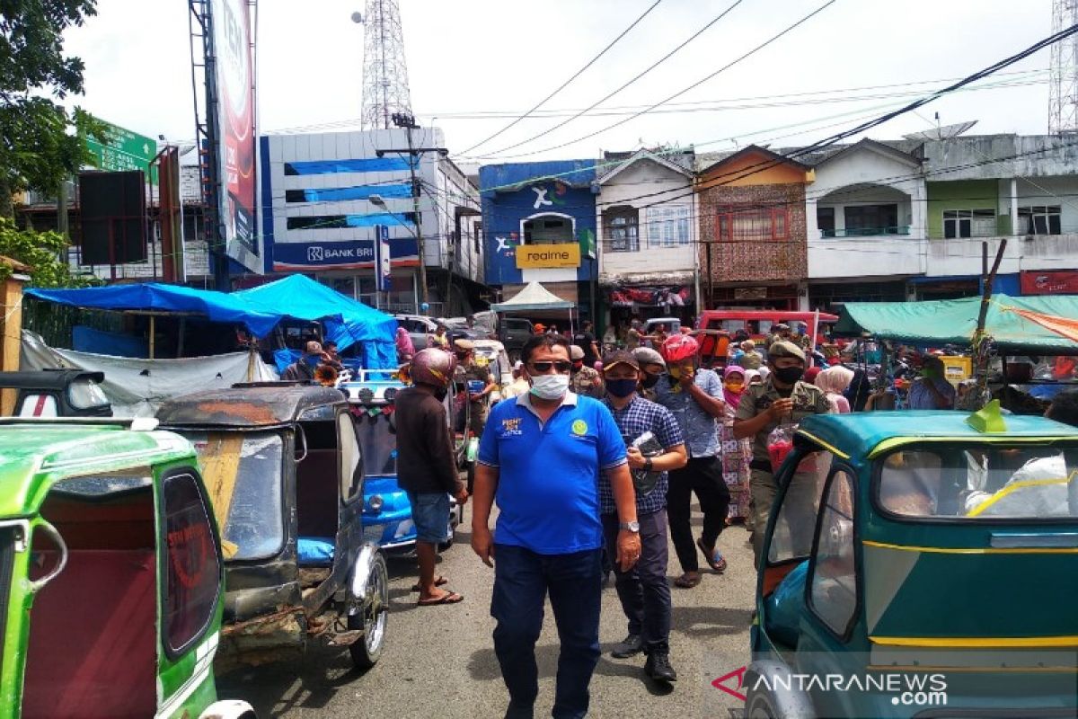 Tekan serangan COVID-19, Pemkab Tapsel gencar bagikan masker