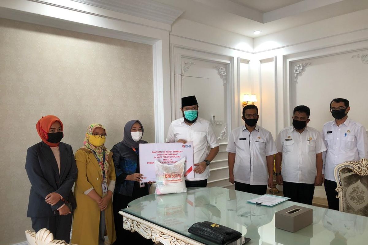 BNI Kantor Cabang Bukittinggi bagikan paket sembako kepada masyarakat Padang Panjang