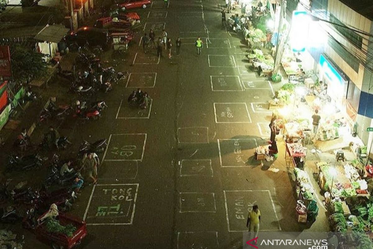 Pasar Baru Karawang tetap buka 24 jam, karena ketat psycal distancing