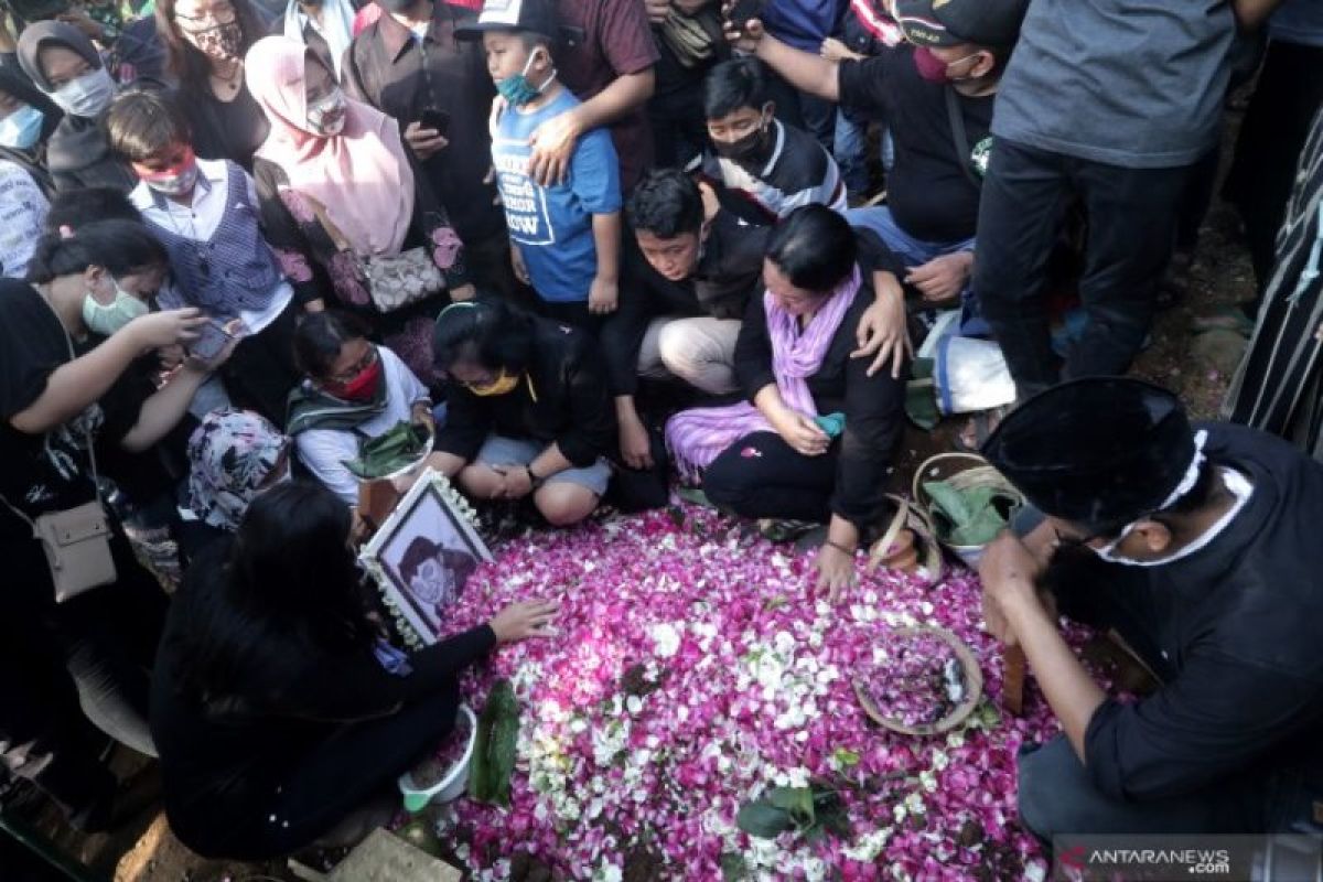 Keluarga meminta Sobat Ambyar tunda ziarah makam Didi Kempot