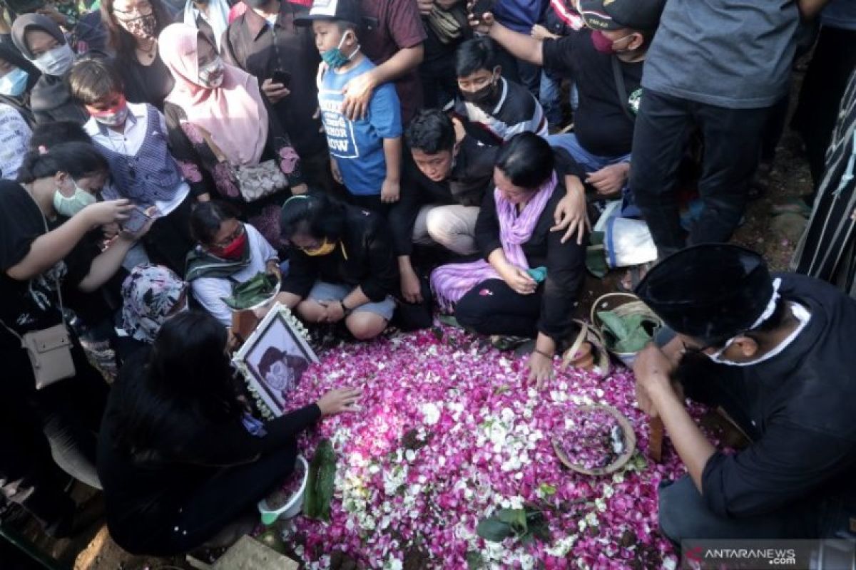 Pandemi COVID-19, keluarga minta Sobat Ambyar tunda ziarah makam Didi Kempot