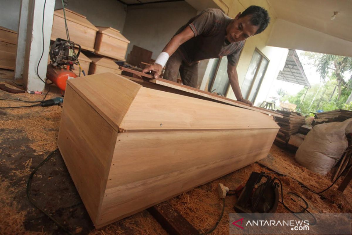 Produksi Peti Jenazah Khusus Korban COVID-19
