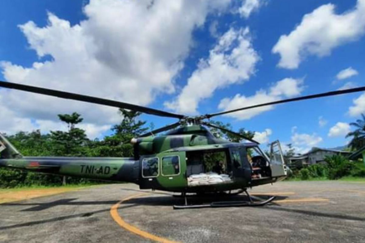 Kodam XII/Tpr distribusikan bantuan beras gunakan helikopter