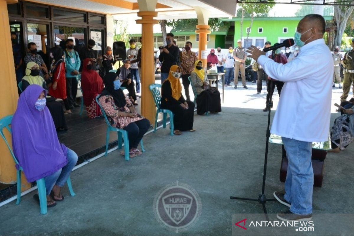 Pemprov Gorontalo salurkan bantuan pangan di Sipatana