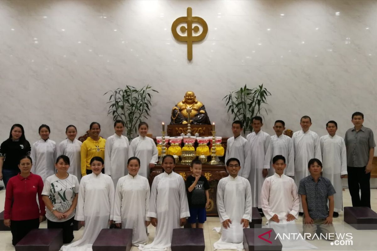 Umat Budha di Belitung sambut detik-detik Waisak dari rumah