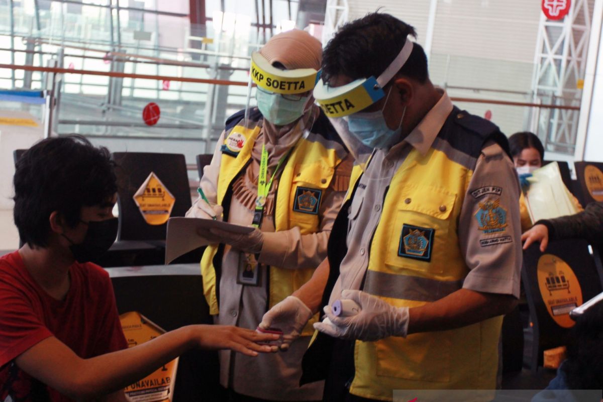 Penumpang di Bandara Soekarno-Hatta membludak,  11 penumpang positif COVID-19