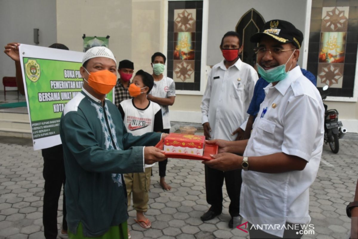 Kota Kupang bagikan ribuan makanan berbuka puasa ke masjid