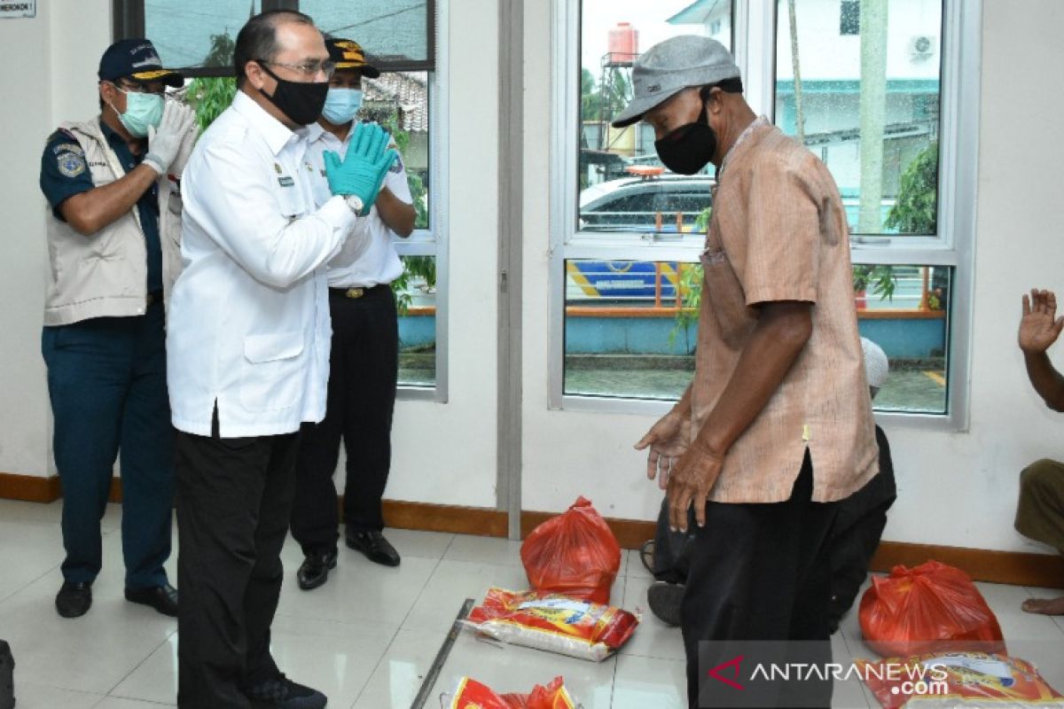 Gubernur Babel bagikan bantuan sembako pada buruh pelabuhan