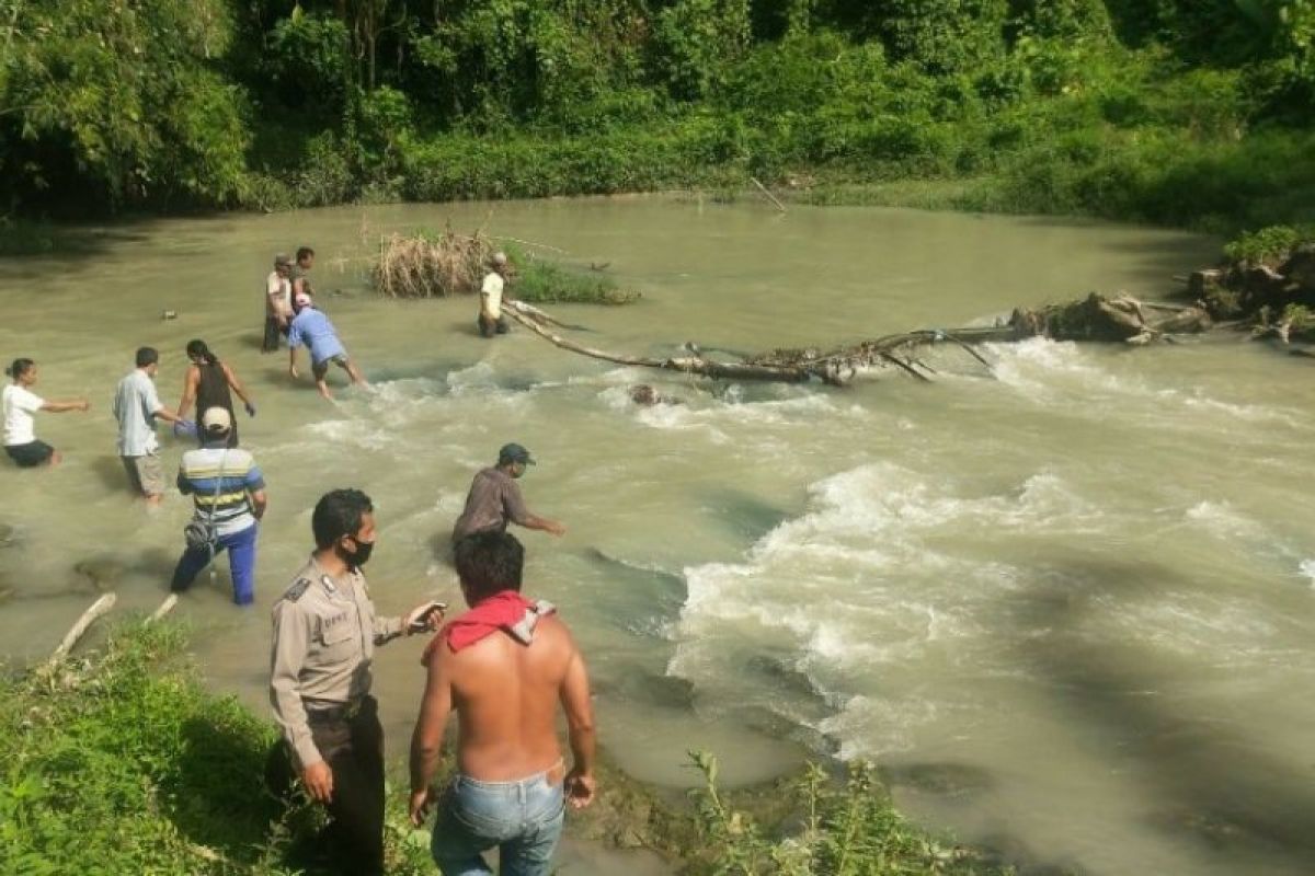 Diduga terpeleset dan hanyut di sungai, Seorang IRT ditemukan tewas