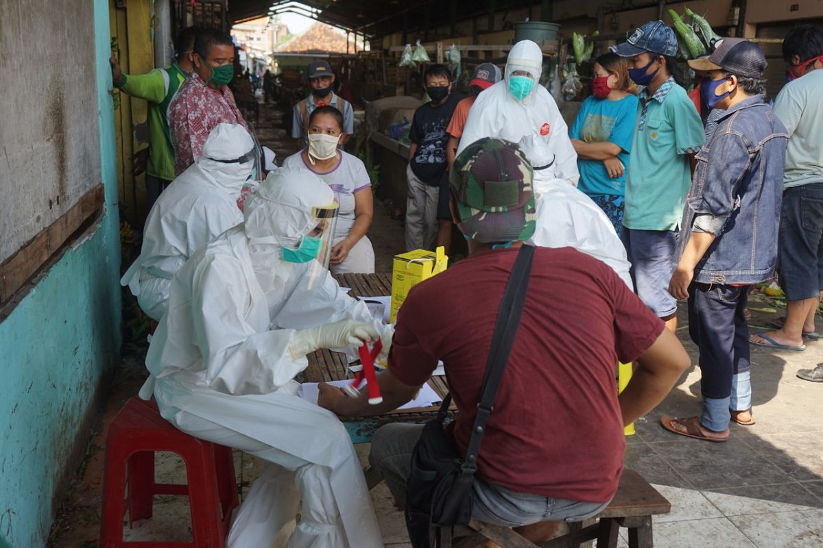 Puluhan pedagang Pasar Simo dan Simo Gunung Surabaya jalani rapid test