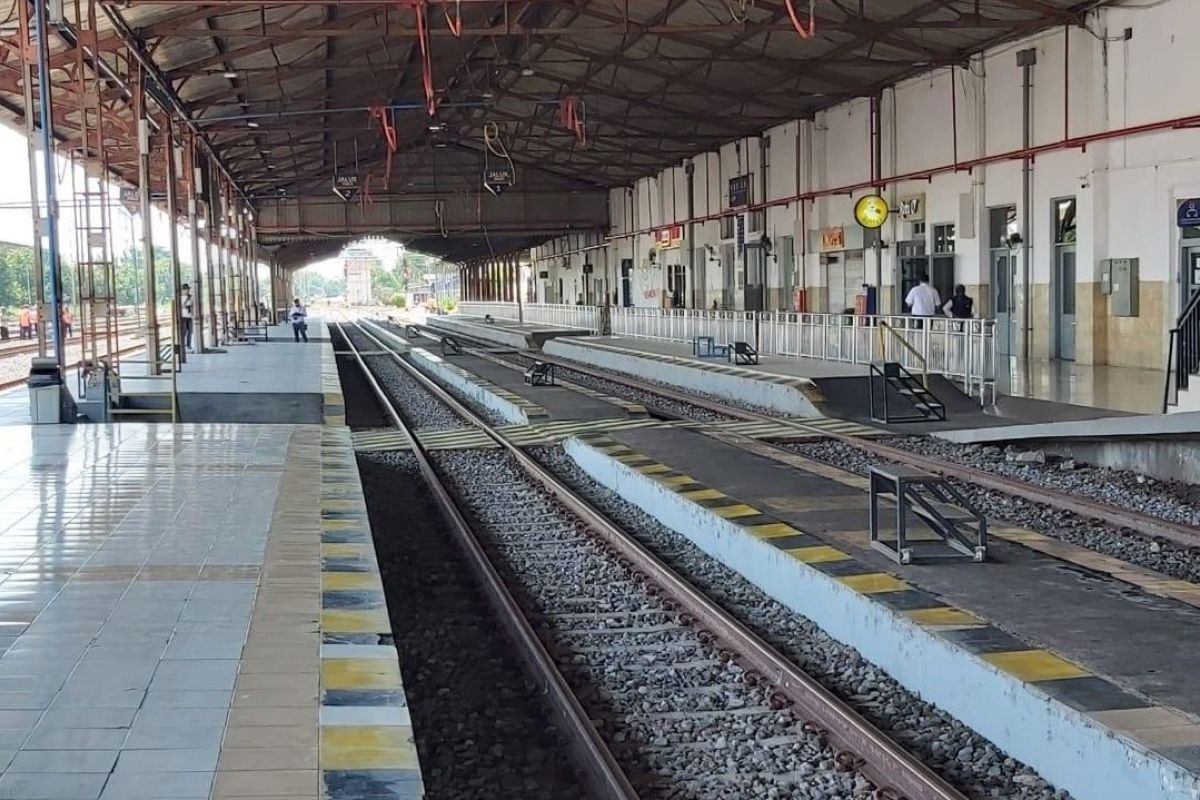 KA lokal hanya berhenti di  Stasiun Jombang