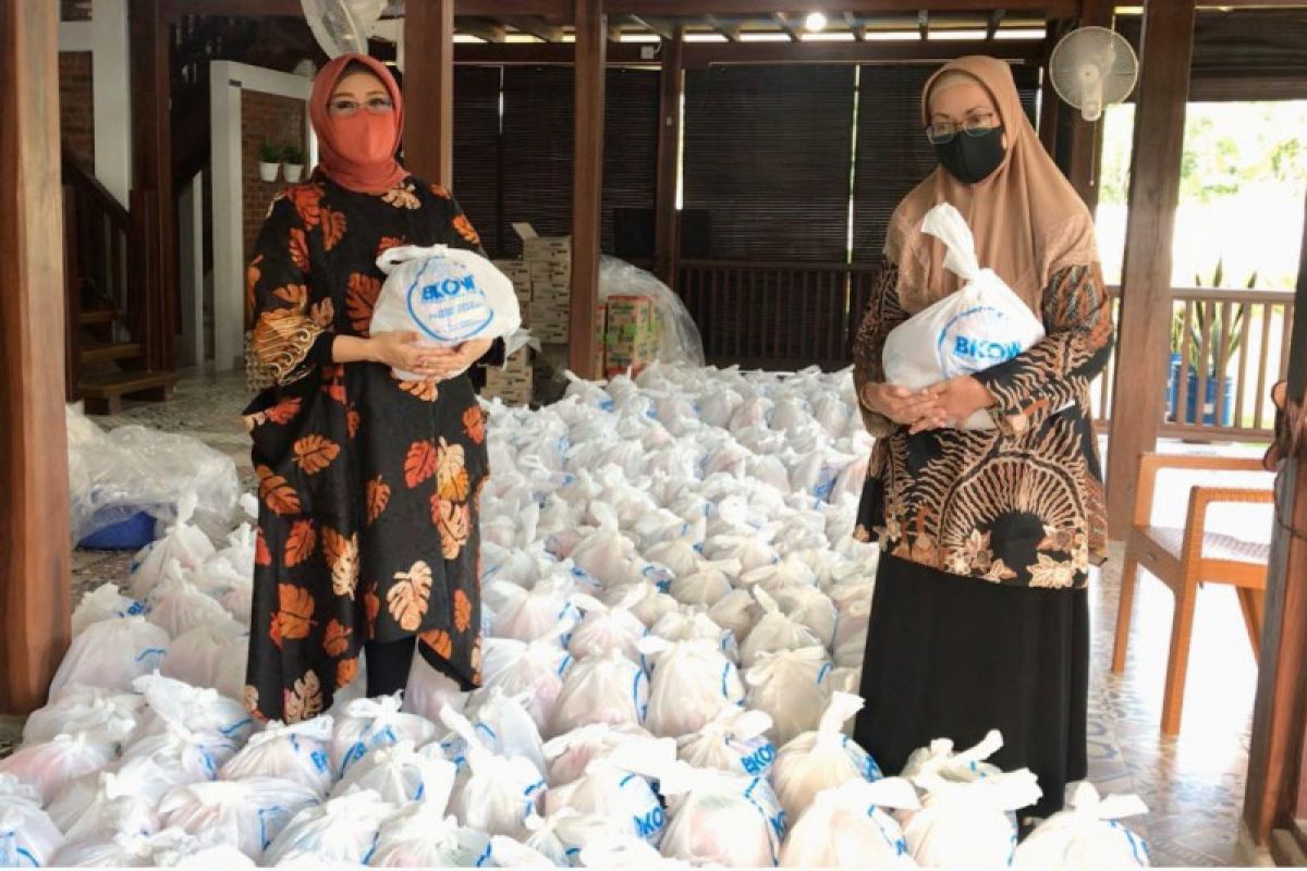 46 organisasi wanita di Jatim salurkan bantuan warga terdampak COVID-19