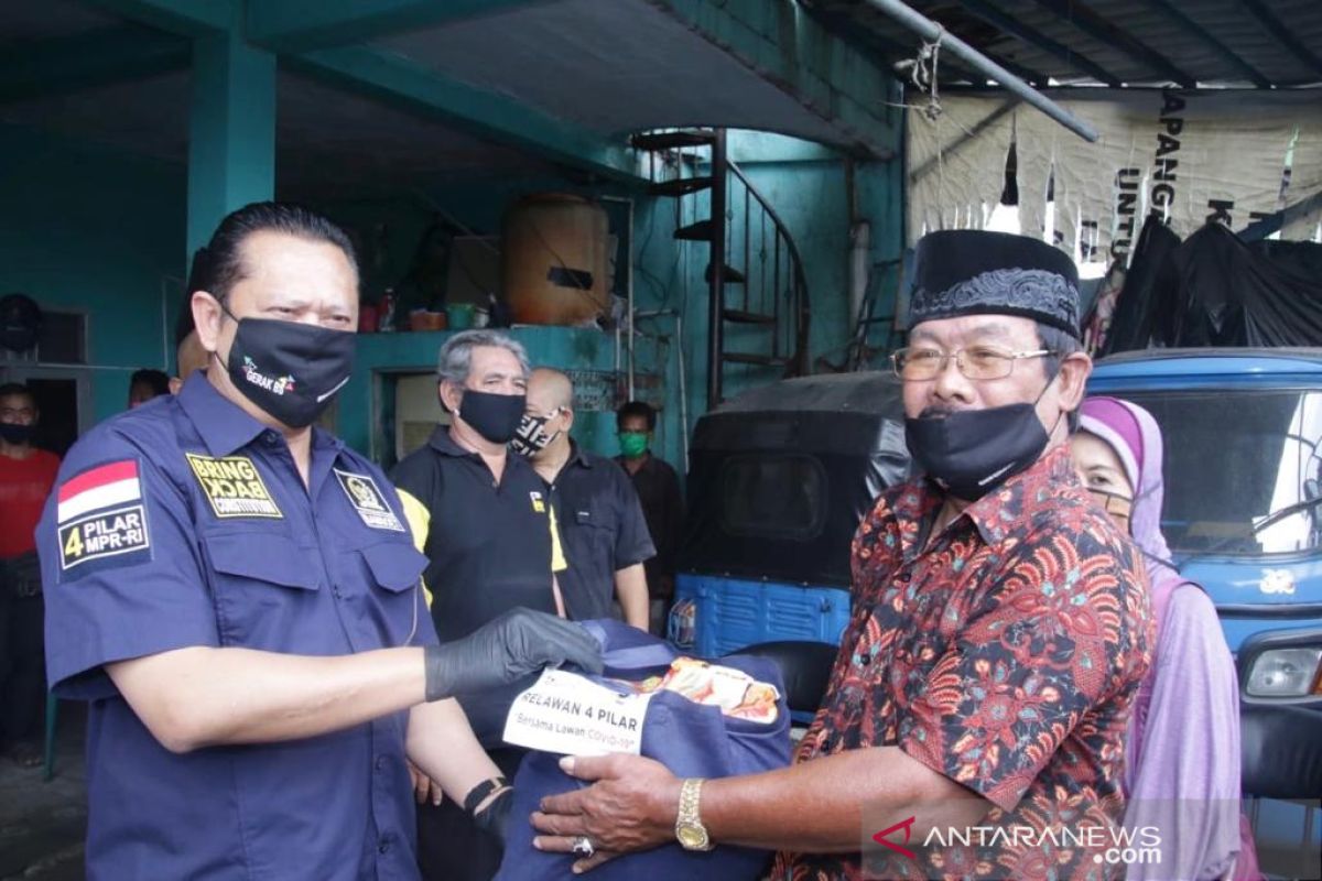 Bamsoet berikan bantuan sembako untuk pengemudi bajaj