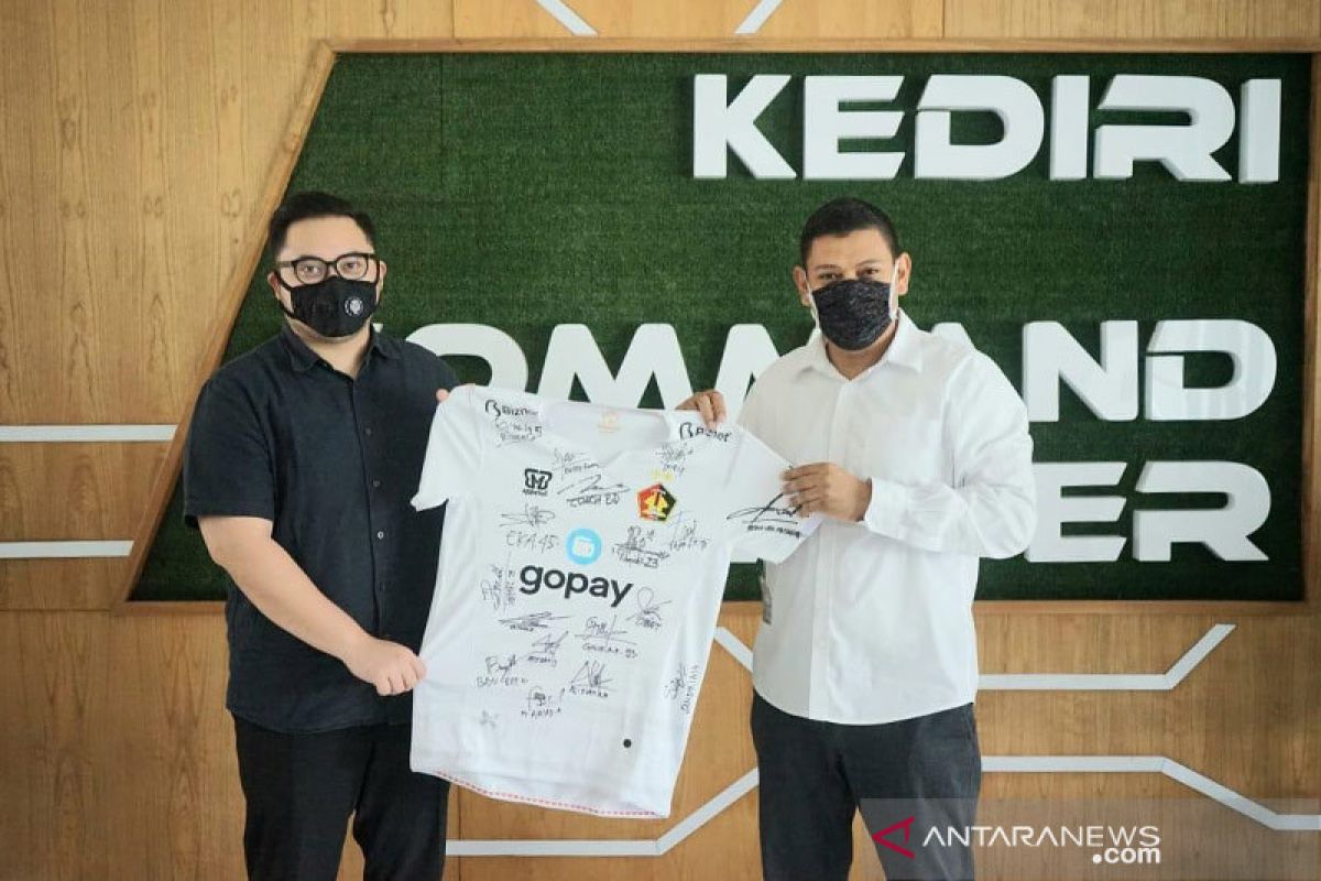 Jersey Persik Kediri koleksi Wali Kota laku Rp5 juta