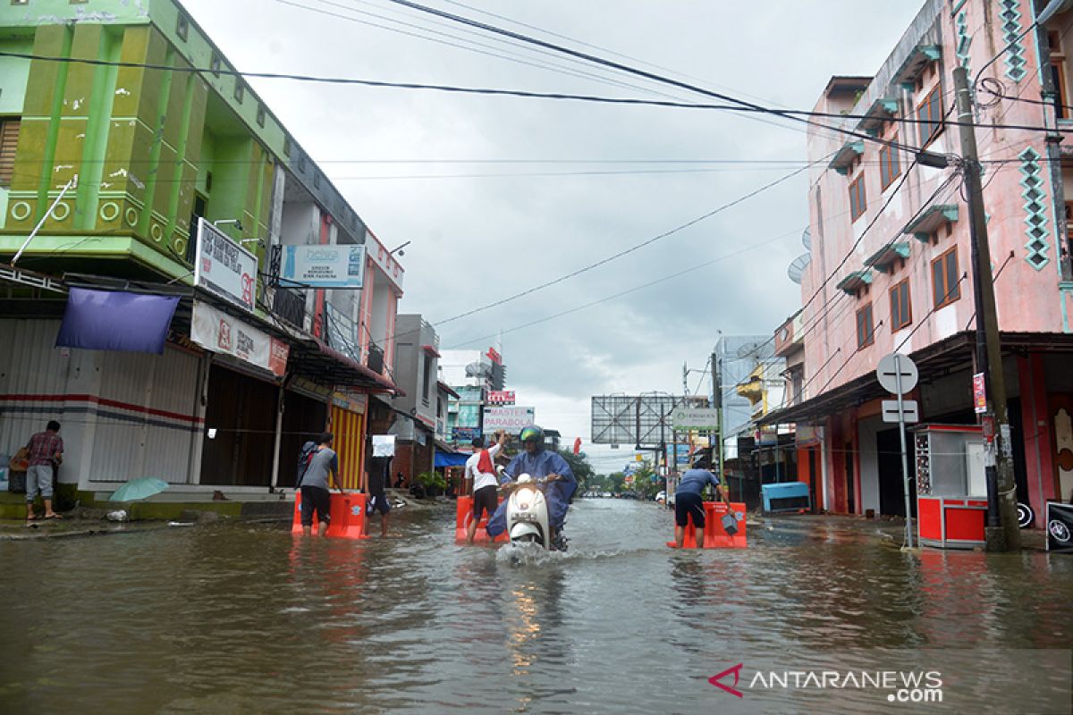 Akses pusat kota tutup akibat banjir