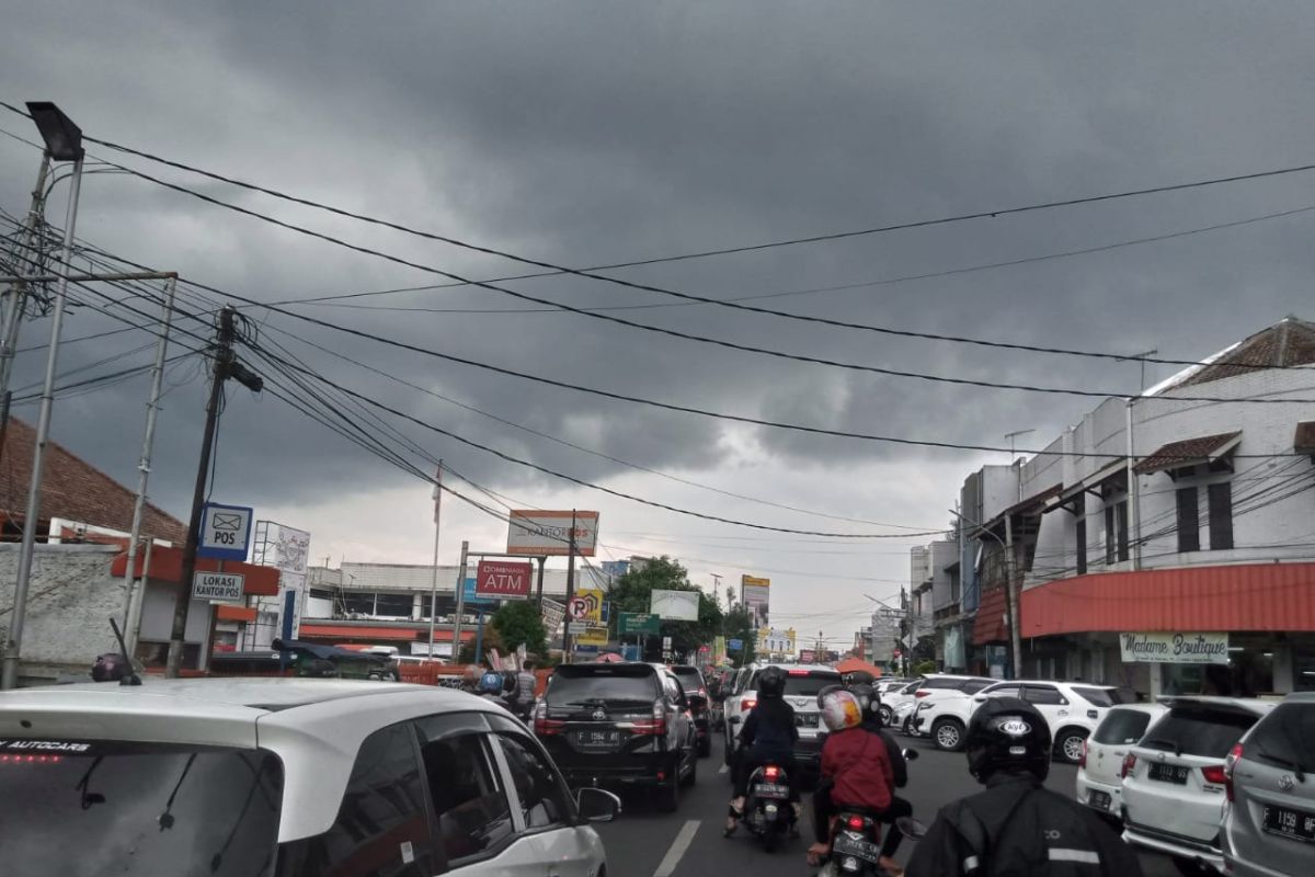 Pemkot Sukabumi tutup jalan di pusat perbelanjaan kurangi keramaian saat PSBB