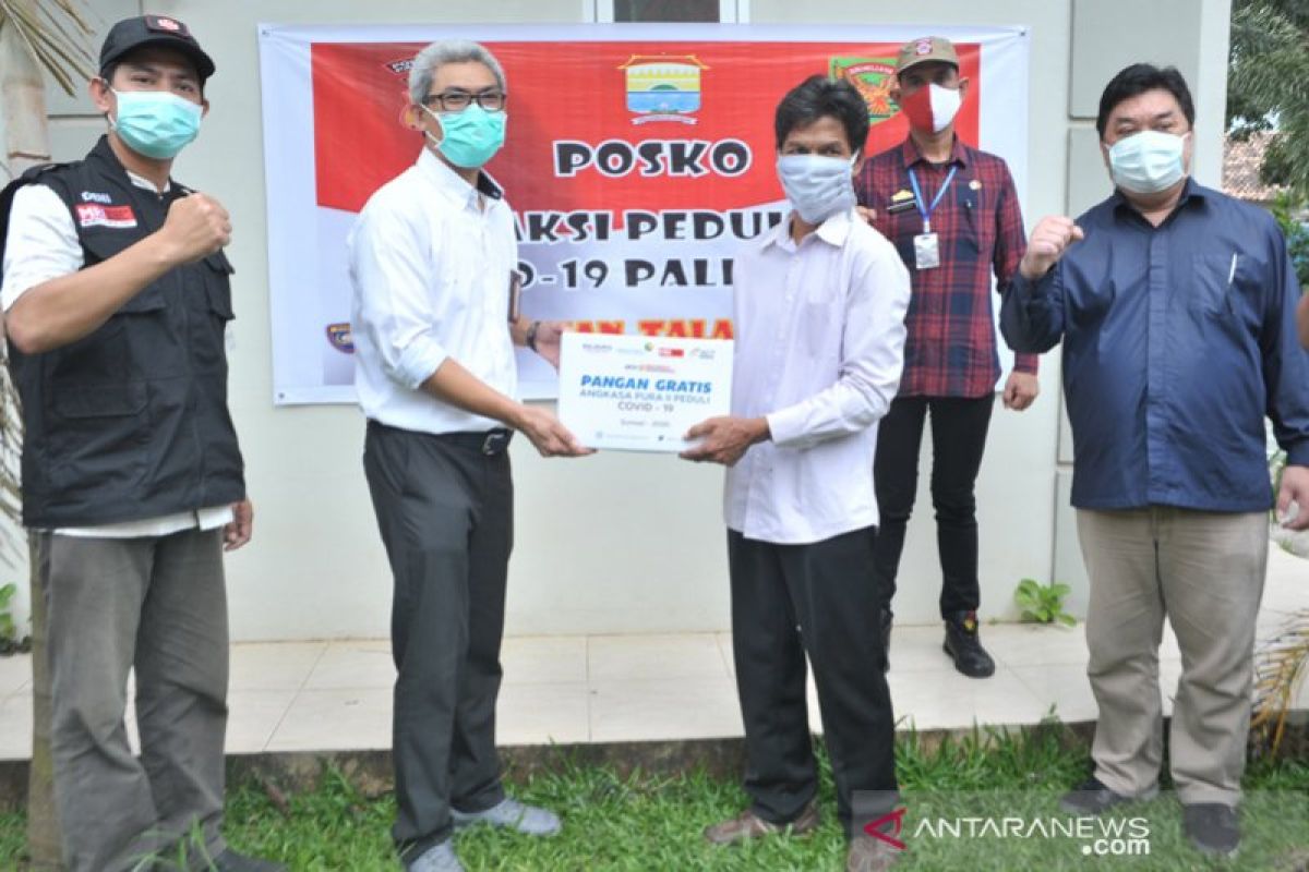 Angkasa Pura II - ACT Sumsel salurkan paket pangan di empat kelurahan di Palembang