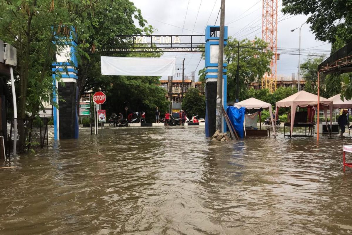 Hujan deras sebabkan banjir di sejumlah tempat di Kota Banda Aceh