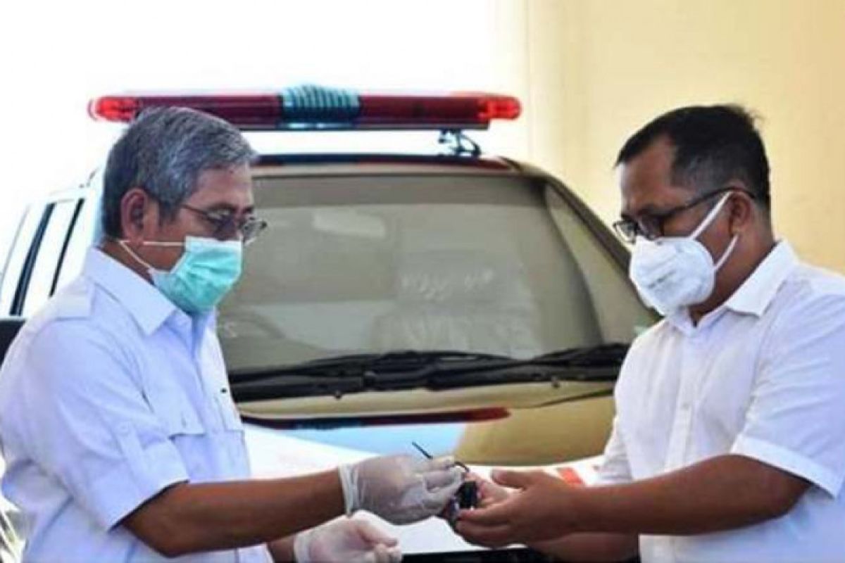 Gubernur Sulawesi Barat serahkan empat ambulans untuk penanganan COVID-19