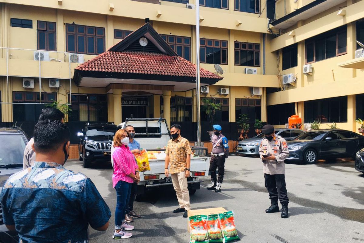 HIPMI Maluku salurkan bantuan bahan pokok masyarakat lewat Polda