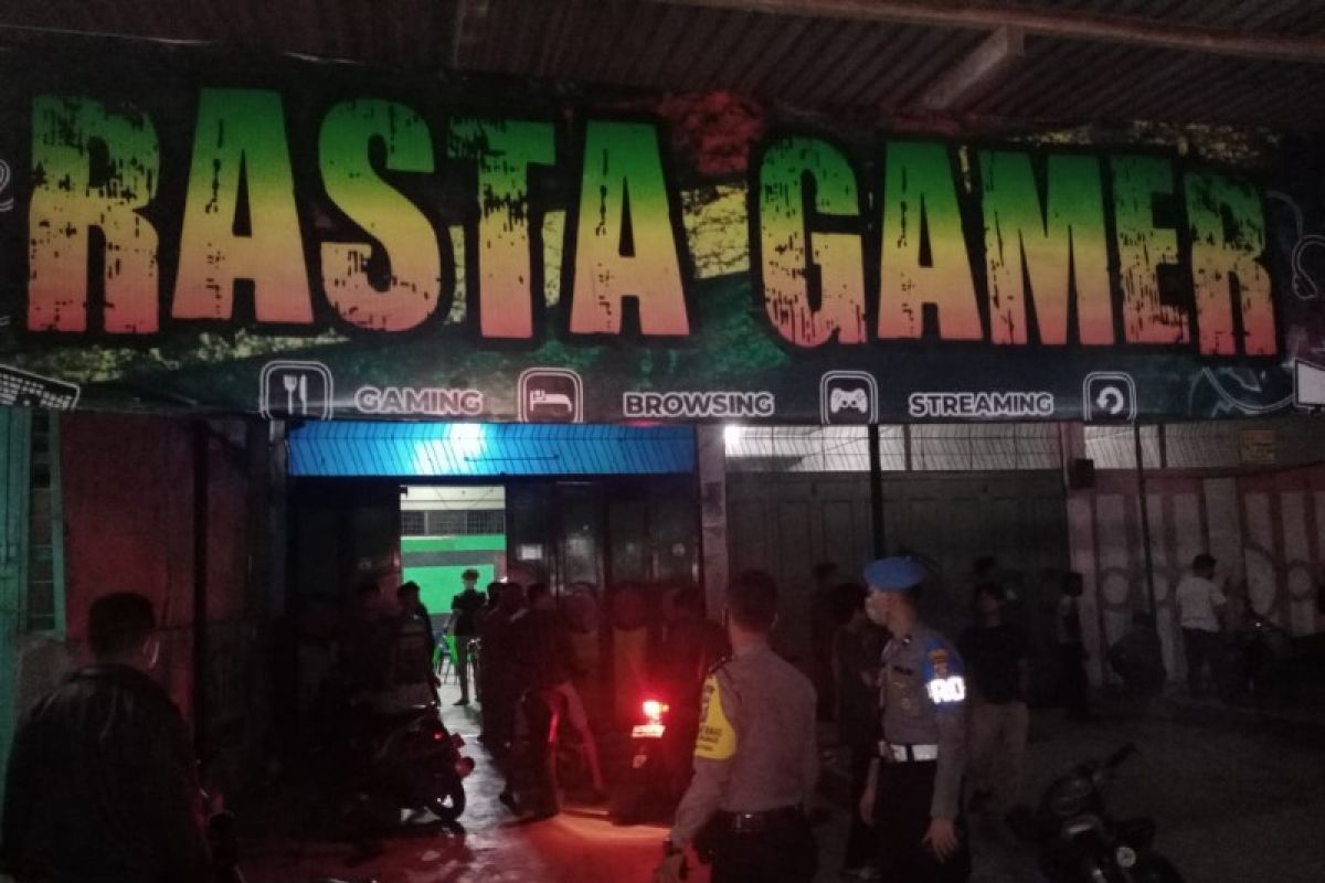 Masih banyak warga membandel, Polisi kembali bubarkan warga yang kumpul di malam hari di Kota Medan