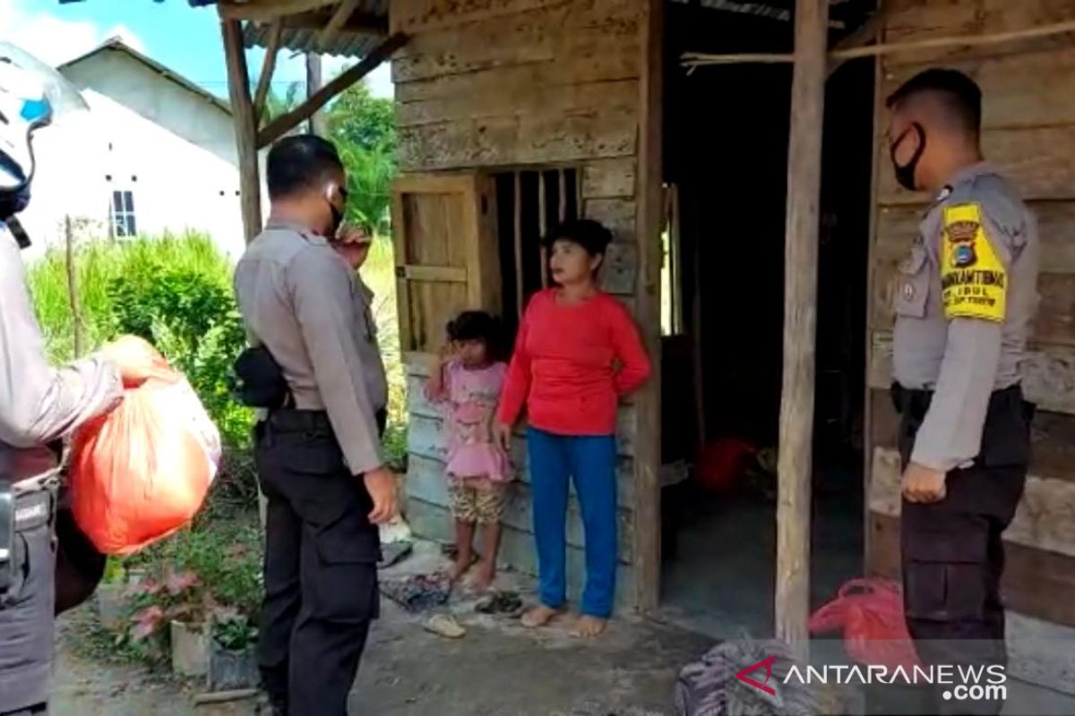 Polisi Bangka Barat bagikan bahan pokok kepada warga Tempilang