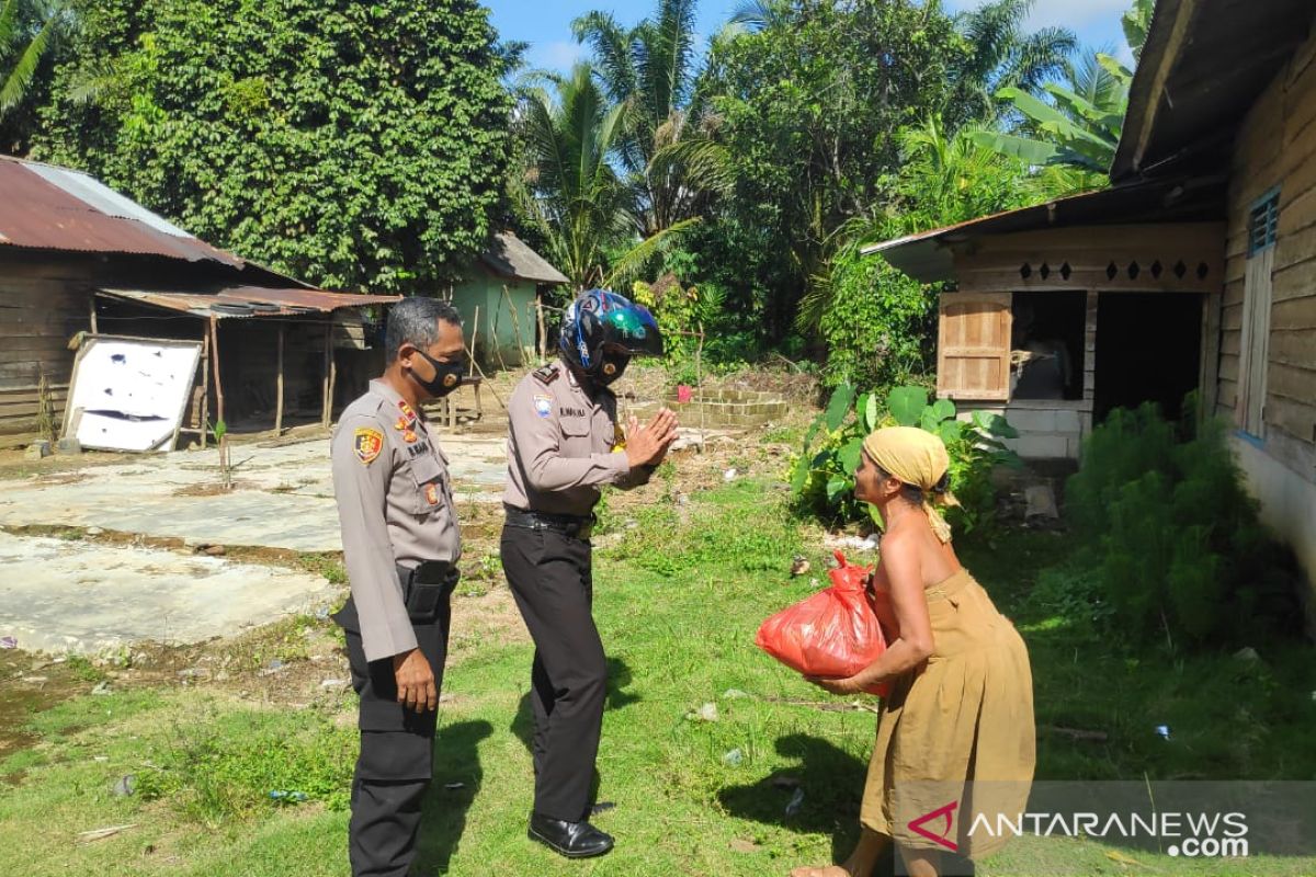 Polisi Simpangteritip bagikan sembako kepada warga pinggiran