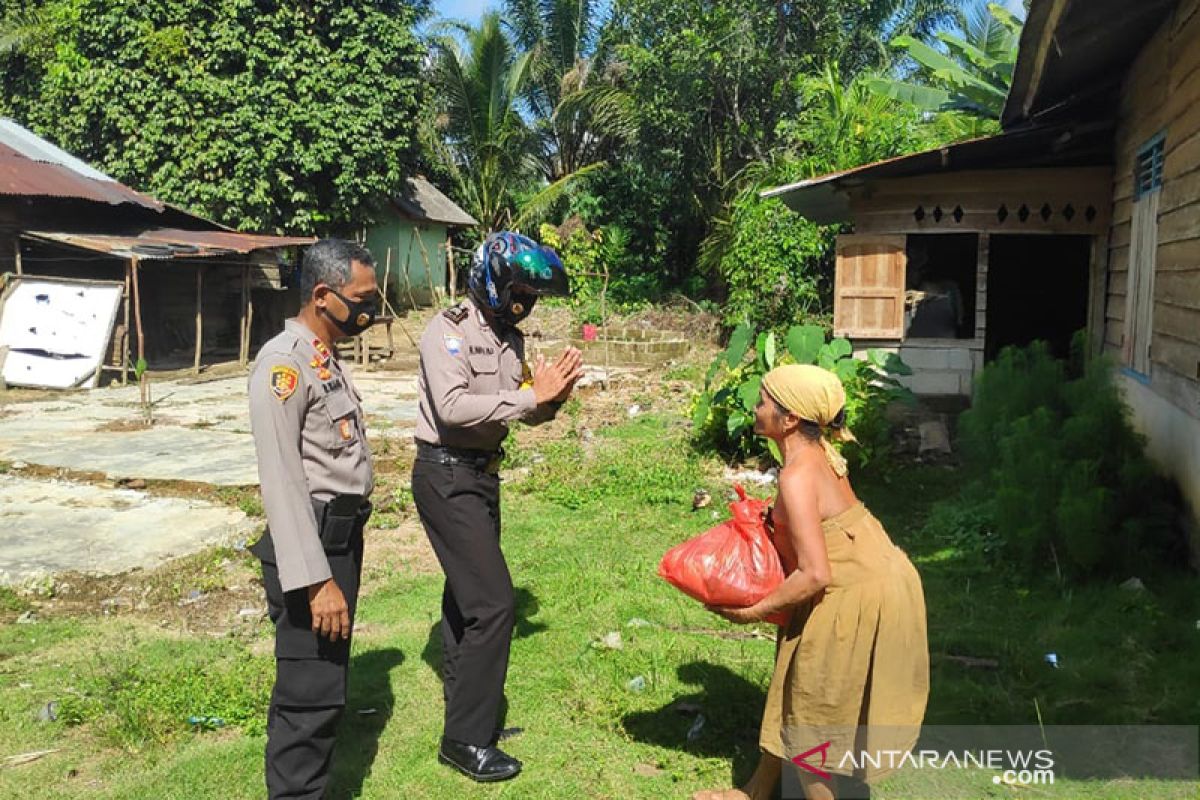 Polisi Simpangteritip bagikan sembako kepada warga pinggiran