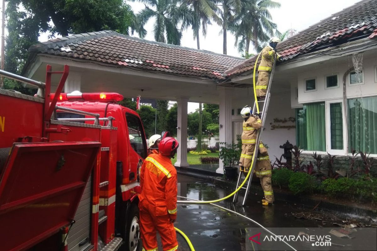 Korsleting listrik picu plafon rumah terbakar di Ciracas