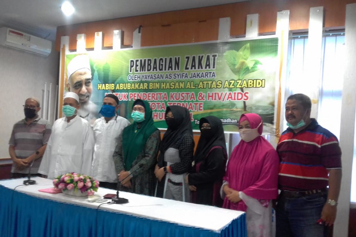 Yayasan As-Syifa salurkan zakat ke penderita kusta dan HIV/AIDS di Ternate