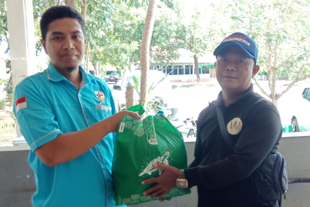 KNPI bagikan 750 paket sembako