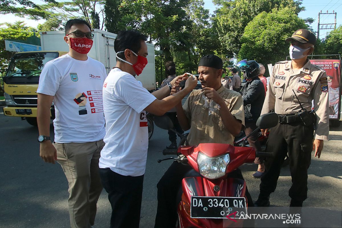 Dinas Kominfo bersama Polres Banjar bagikan masker