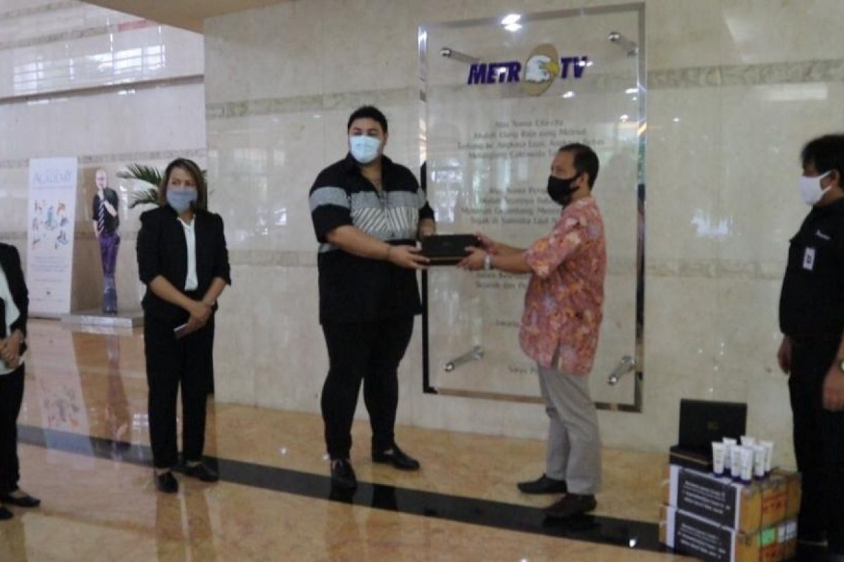 Ivan Gunawan wakili KOSMETIKATAMA SUPER INDAH serahkan 4.000 hand sanitizer ke Media Grup
