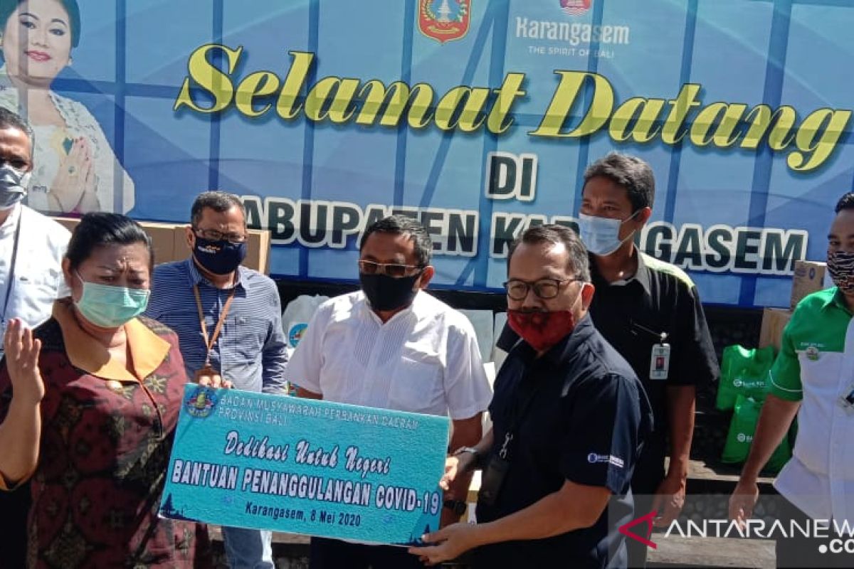 Perbankan Bali salurkan APD-bahan pokok kepada warga Karangasem