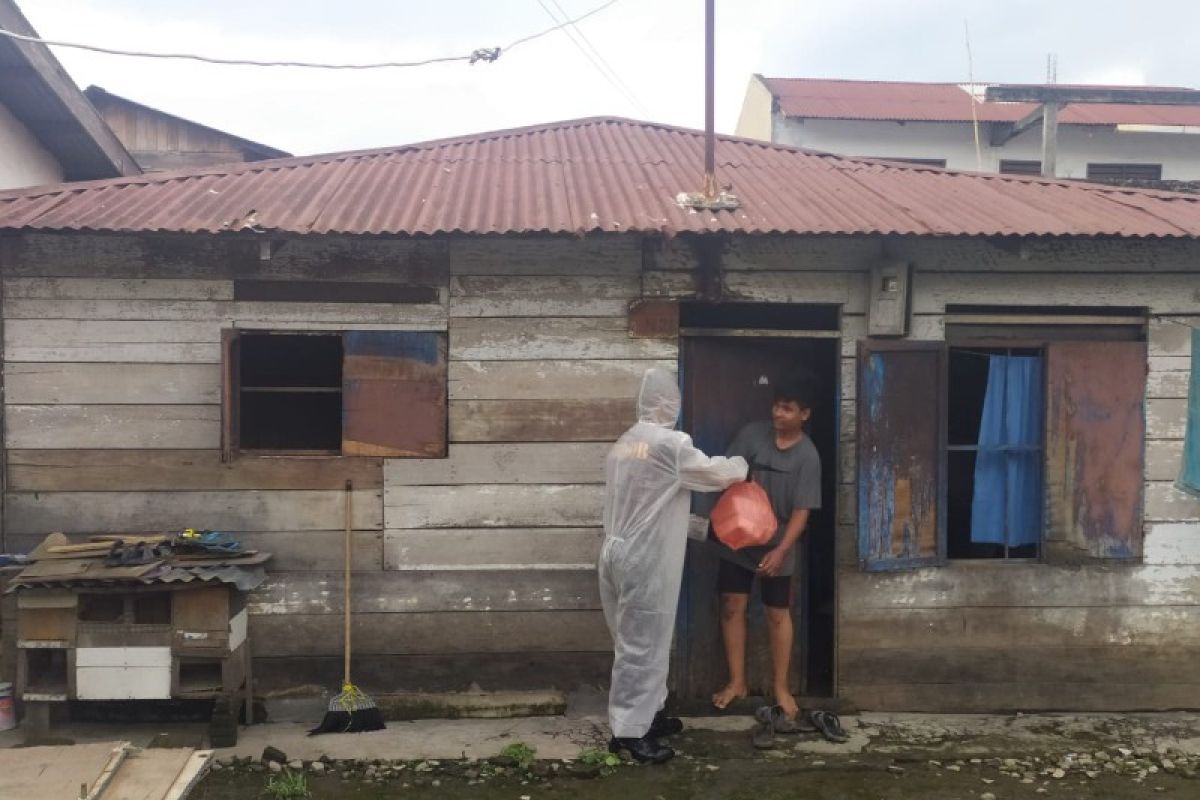 Sat Brimob Polda Sumut beri bantuan korban banjir di Deli Serdang