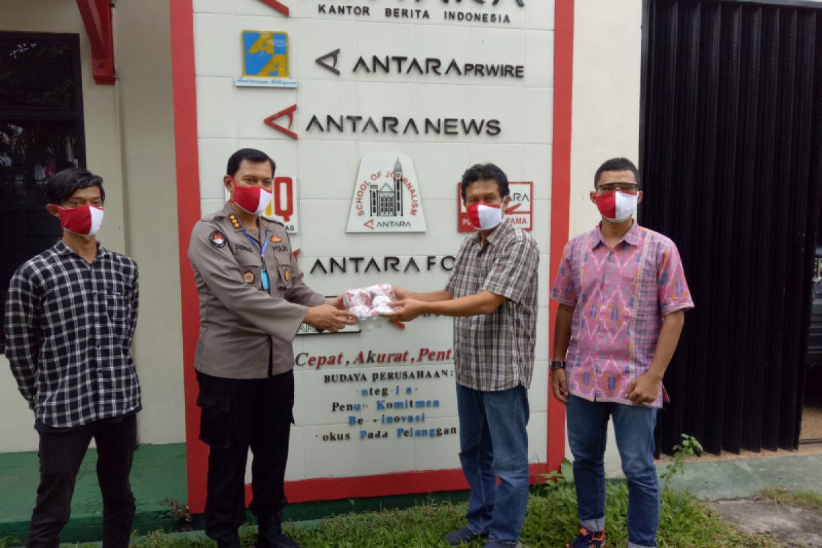 Polda Lampung serahkan masker "merah putih" kepada Antara