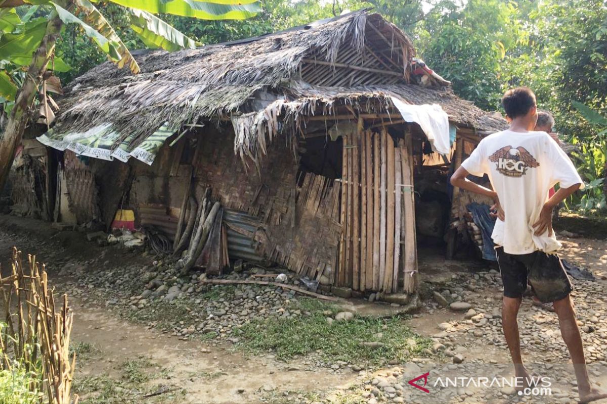 Sempat viral di medsos tukang roti tinggal di gubuk, Bupati Bogor kirimkan bantuan