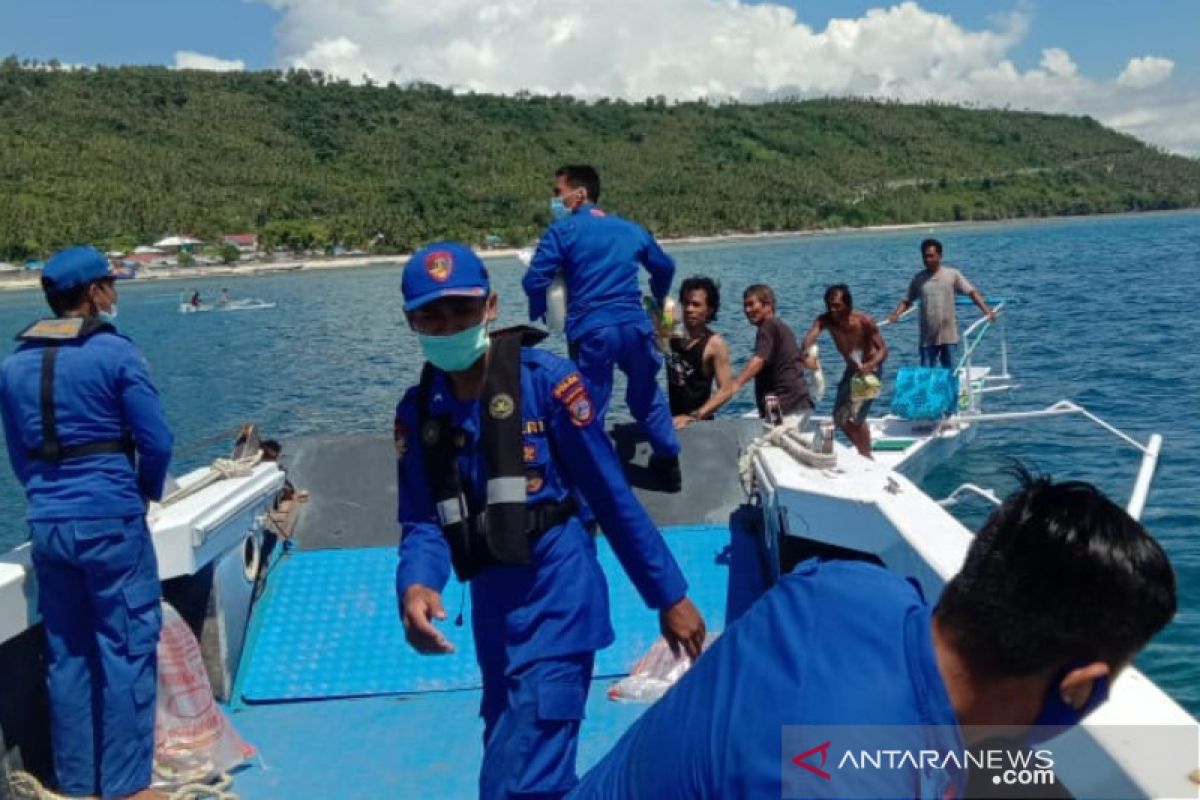 Pol Airud bagi-bagi sembako di pesisir pantai Donggala